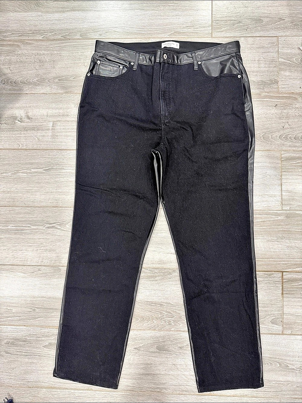 Abercrombie & Fitch The 90s Straight Ultra High Rise Faux Leather Straight Leg